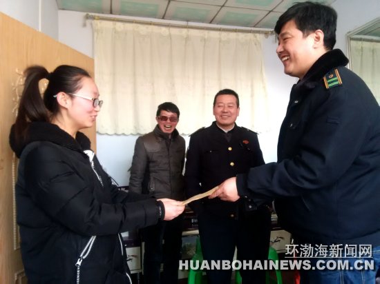 ��ɽ����һ��˾��Ա���а�������ƶ��ѧ��(ͼ)