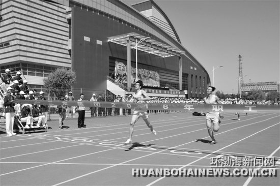 ���Ѽ��žٰ�ְ���˶��� 2000����ְ���μ�