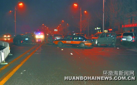 һԽҰ����ײ8������ ��ʻ�˼��������ڽ��ܵ���