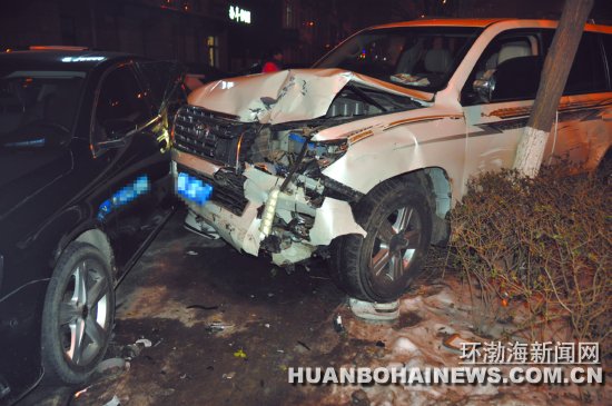 һԽҰ����ײ8������ ��ʻ�˼��������ڽ��ܵ���