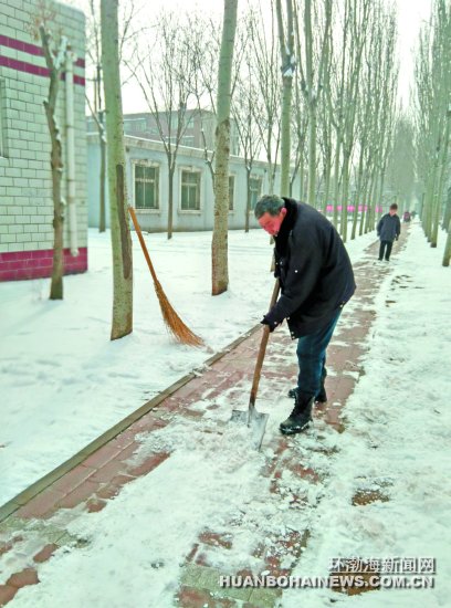 7������ÿ��ѩ������·����������һλɨѩ����