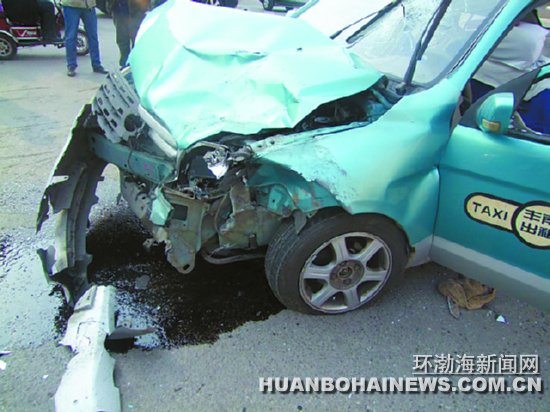 ���⳵��γ�������ײ ��ʻ�˼��˿;�����