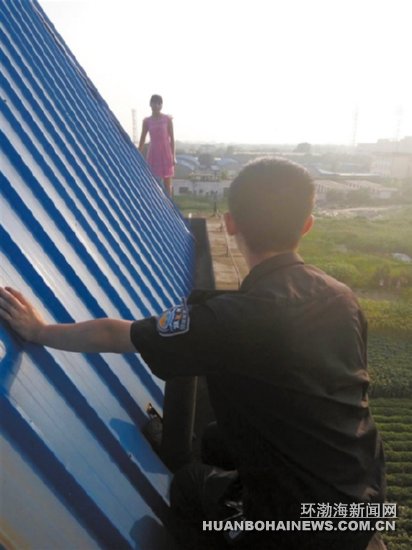 ���۹����־��񾯳ɹ��������Ů