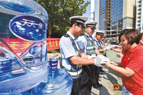 ������ҵΪ��������ṩͰװˮ