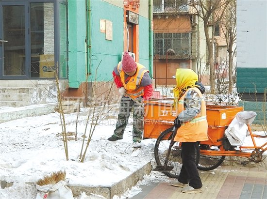 ��ɽ:��������ð�Ϻ���ɨ��·��ѩ